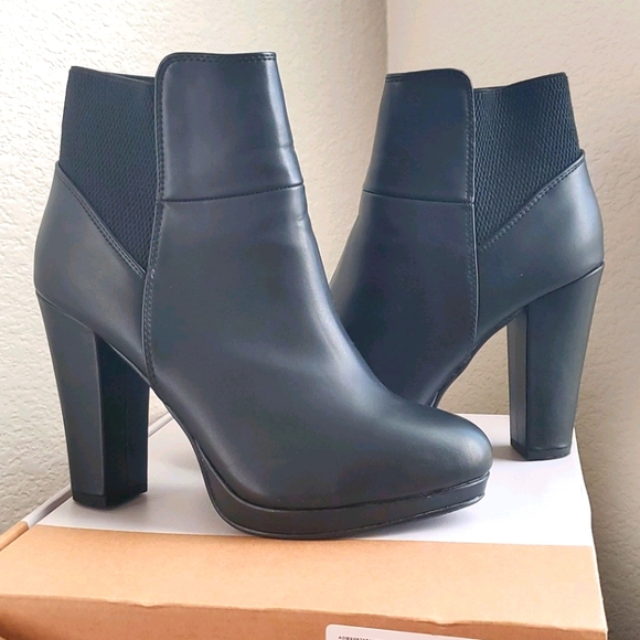 Black heeled ankle boot - Picture 1 of 3